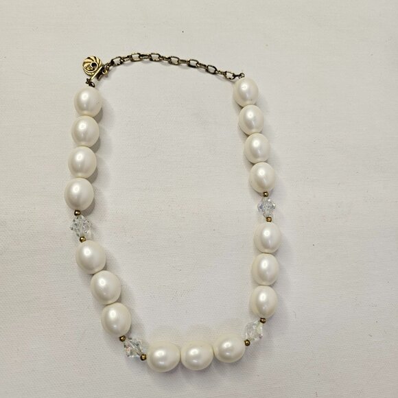 Lisner White Faux Pearl Necklace Round Bead Hook Close - Picture 5 of 6